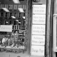 Götgatan 75. Skyltfönstret vid Primus Petterssons Järnaffär