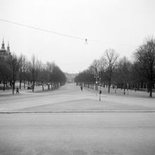 Djurgårdsvägen norrut. Lejonslätten t.h. och Nordiska Museet t.v