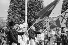 Reportage kring Kungabröllopet den 19 juni 1976. Fanbärare i folkdräkter och åskådare vid Slottet