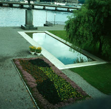 Plantering och damm på Strömparterren. Vy mot Strömbron