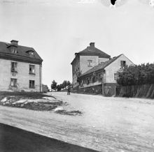 En man står mellan Bergsgatan 44 och 42. I fonden ligger Kronoberget, nu Kronobergsparken. Husen låg ungefär i sydöstra delen av Kronobergsparken, norr om nuvarande Bergsgatan 59