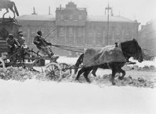 Snöplog på Gustav Adolfs Torg efter snöstormen i april 1912