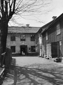 Gårdssidan av Barnängs Tvärgränd 2 (som låg i hörnet av Ljusterögatan). Nuv. kv. Melonen, Ljusterögatan 14