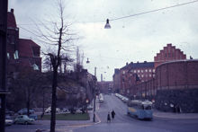 Spårvagn på Uggelviksgatan vid Engelbrektskyrkan på väg mot Karlavägen. 