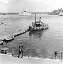 Från Slussen mot Strömmen med det ankrade kryssningsfartyget ""Argentina"". Bogserbåten ""Starkgrogg"" ligger förtöjd vid Slussen
