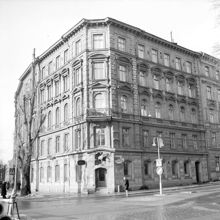 Hörnet av Karlavägen 27 och Engelbrektsgatan 27 t.h.