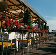 Skansen; Sollidens uteservering. Kafémöbler och blomsterlådor med petunior