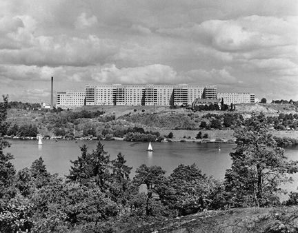 Utsikt över Årstaviken mot Södersjukhuset. Några segelbåtar på vattnet.