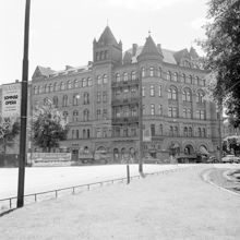 Karlavägen 80 vid Karlaplan. T.h. Narvavägen  