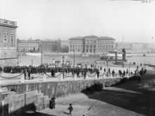 Vaktparad på Slottsbacken. Nationalmuseum i bakgrunden