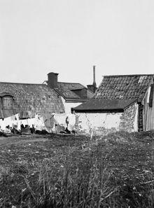 Västra Kvarngränd 14. Mellan gårdens hus hänger tvätt på tork. Kv. Van der Huff uppgick i kv. Milen 1885. Nuv. kv. Kvadraten ung. vid Allhelgonagatan (tidigare Gotlandsgatan)