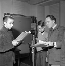 Radiotjänst. Radioinspelning av Mästerdetektiven Blomkvist. T. h. Skådespelaren Olof Thunberg