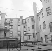 Gårdsfasaderna från väster. Runda trapphuset hör till hörnhuset Drottninggatan 23