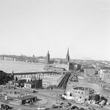 Utsikt från Katarinahissen norrut. Till vänster är pelare för anläggning av Centralbron utsatta. Till höger byggs Kolingsborg