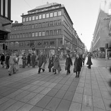 Drottninggatan norrut vid Mäster Samuelsgatan. I vänstra kanten skymtar Åhléns varuhus