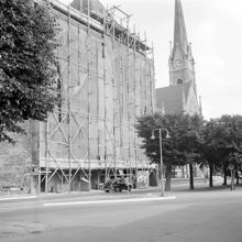 Narvavägen 8 bakom byggnadsställningar. T.h. Oscars kyrka