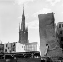 Rivningar i Klara. I bakgrunden Klara kyrkas torn