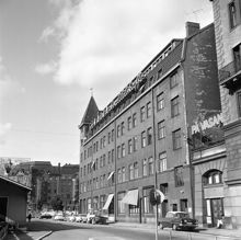 Östra Järnvägsgatan sedd norrut mot Norra Bantorget. T.h. byggnadskomplex som inrymmer Vinterpalatset