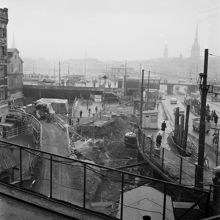Slussen. Byggnation av nya t-banestation. Vy mot Gamla Stan. Till höger Katarinavägen och till vänster Ryssgården