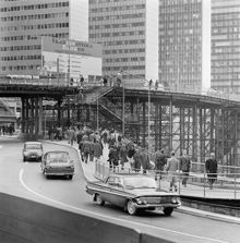 Hamngatan sedd mot Malmskillnadsgatans provisoriska bro. I fonden hötorgshusen