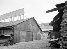 Lundquist o. Lindroth AB Trävaruaffär, såg och hyvleri. Brädgård och trävaruhandel vid dåvarande Åsötorget, här ligger nu Åsö gymnasium vid Götgatan 88