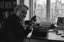 Per Anders Fogelström vid skrivmaskinen i sitt arbetsrum i bostaden på Fjällgatan 30.