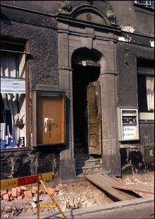 Hornsgatan 34. Porten ut mot gatan med trappa och skyltskåp