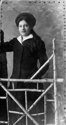 Ett ungdomsporträtt av Emilia "Emmy" Sjögren skickat till vännen Efraim Ehrnlund i Köping.