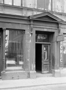 Porten till Mäster Samuelsgatan 45 A. Numera står femte höghuset vid Mäster Samuelsgatan 45