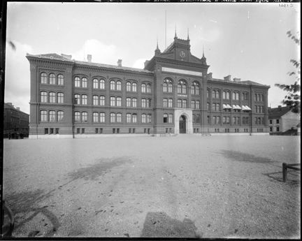 Södra Latin med tom skolgård i förgrunden.