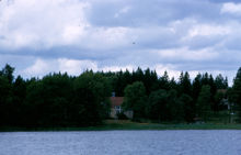 Barnens ö: Hus vid vattnet