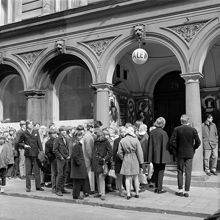 Regeringsgatan 74. Kö utanför Nalen sista dagen före stängning