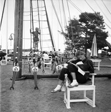 Folkliv vid stranden/hamnen i samband med Sandhamnsregattan