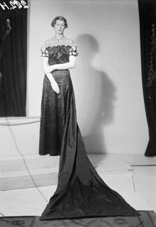 Porträtt av Hamilton (kvinna) i hovdräkt