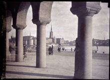 Stadshuset. Utsikt genom arkaden mot Riddarholmen.