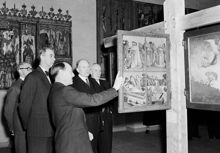 Narvavägen 17, Historiska museet. J. Hagander, B. Thordeman, M. Olsson och B. Nerman tittar på en altarskåpsdörr från 1400-talet, bevarad från Klara kloster och deponerad av Danviks hospital