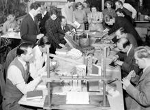 Kursverksamhet vid Stockholms Högskola 1951. Bokbindning med läraren Maj Laurent