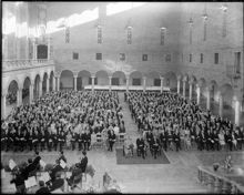 Medaljtutdelning i Blå hallen, Stadshuset, Hantverkargatan 1. Framför stora trappan: Prinsessa Sibylla, Kung Gustaf VI Adolf och Prins Bertil. På 4:e raden t.v. bl.a. statsminister Tage Erlander