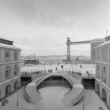 Stadsmuseets gård med trappor mot Ryssgården. Katarinahissen i fonden