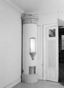 Mäster Samuelsgatan 41. Firma Edström & Nilsson AB engroslager av Bosättningsartiklar och prydnadsporslin m.m. Kakelugn med spegel
