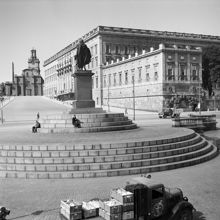 Skeppsbron vid Gustav III:s staty. Slottsbacken, Storkyrkan och slottet i bakgrunden