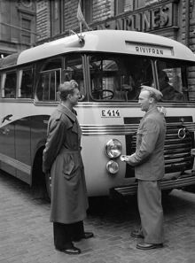 Visning av ny turistbuss vid Jakobs Torg. I bakgrunden skymtar Operans fasad mot Arsenalsgatan