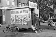 Utanför Drottningholmsvägen 17. Högerns valbyrå.  M. Arrhén och Olle Lonér