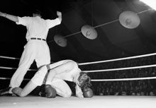 Ringvägen 68-70, Eriksdalshallen. Boxningslandskamp mellan Danmark och Sverige. En knockad boxare och en domare som räknar ner