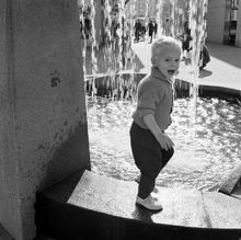 Barn vid fontän i Farsta centrum