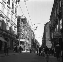 Drottninggatan söderut vid korsningen med Klarabergsgatan. Rivningshuset Drottninggatan 46 med byggnadsställningar