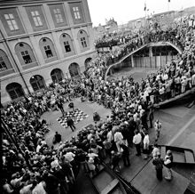 Stor publik och folksamling på Ryssgården som  åskådare till schackspel på Stadsmuseets gård.
