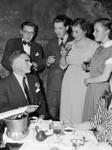 Österlånggatan 51, Den Gyldene Freden. Konstnären Gideon Börje, sittande t.v., firas av vänner på sin 60-årsdag