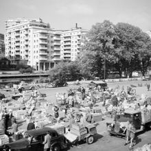 Frukt och grönsakstorget vid Klarahallen. Dåvarande Klara Strand och kv. Grönsakshallen. Kv. Bolinders i fonden.