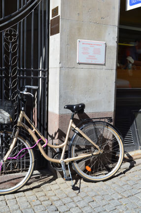 Sonja Åkessons litterära skylt vid Drottninggatan 83 A.